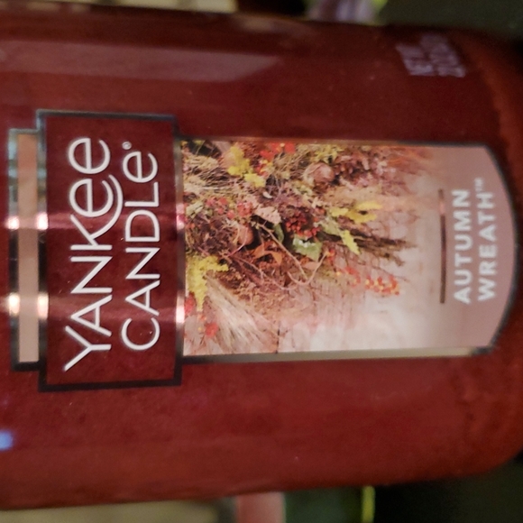 Yankee Candle Autumn Wreath Large 22 oz. - Picture 5 of 5